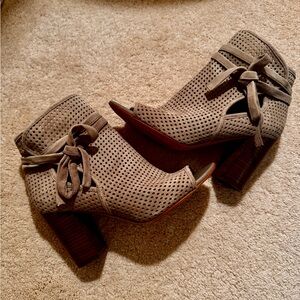 Stylish Women's Ankle Boots in Taupe